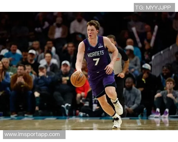 克尼佩尔全力防守库里三分球称其为独一无二的篮球天才